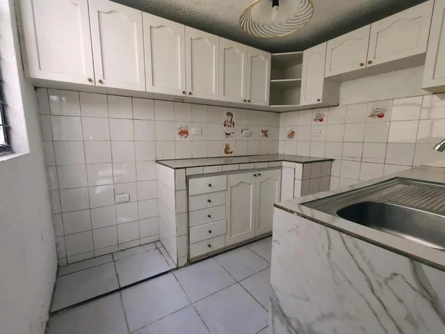 En Venta Casa de 3 Pisos con Local Comercial en Carapungo — imagen 4