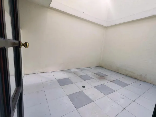 En Venta Casa de 3 Pisos con Local Comercial en Carapungo — imagen 3