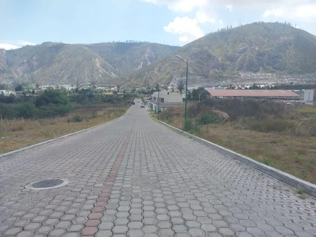 Vendo Terreno Plano en Urbanizacion Privada, Sector de Pomasqui con Todos Los Servicios Básicos. Provincia de Pichincha — imagen 2