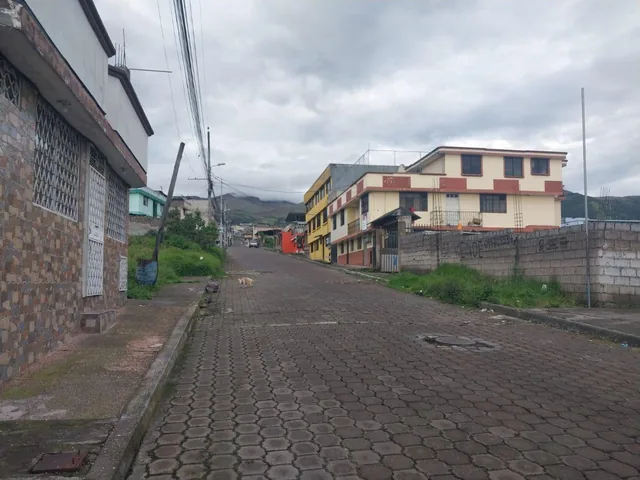 Vendo Terreno con Construccion Para Terminar en Guamaní en Derechos y Acciones, Excelente Ubicación — imagen 2