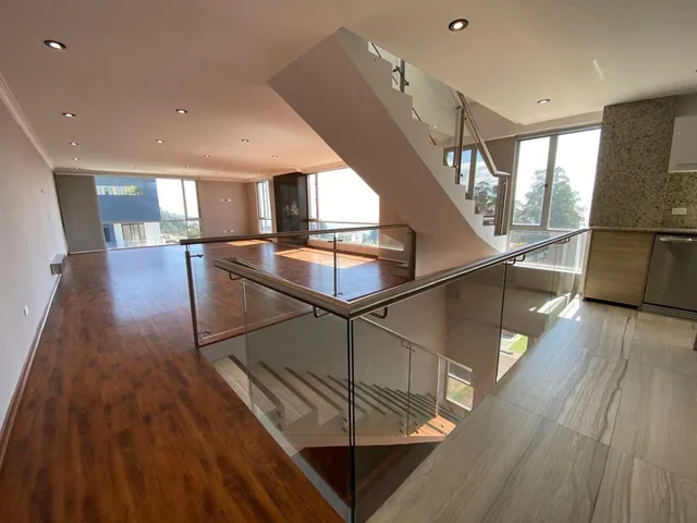 En Venta Duplex Penthouse C/terraza y Jardín - Urb. Lomas Monteserrin — imagen 3