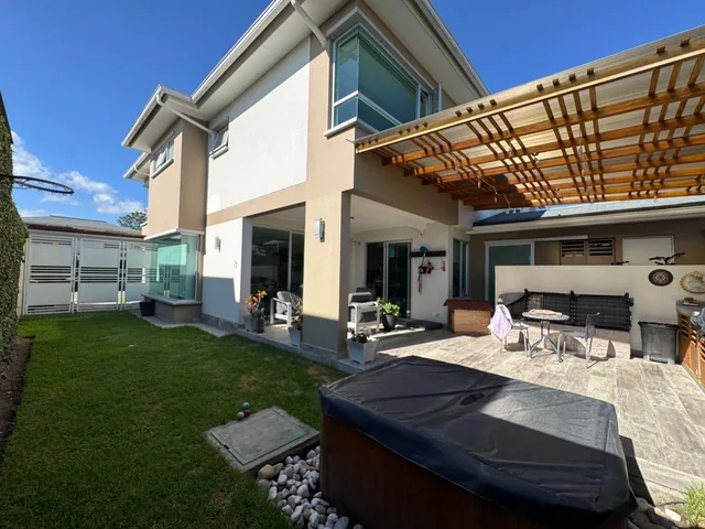 Linda Casa Moderna en Conjunto, Amplios Espacios, Excelentes Áreas Comunales Sector Hilacril Tumbaco — imagen 2