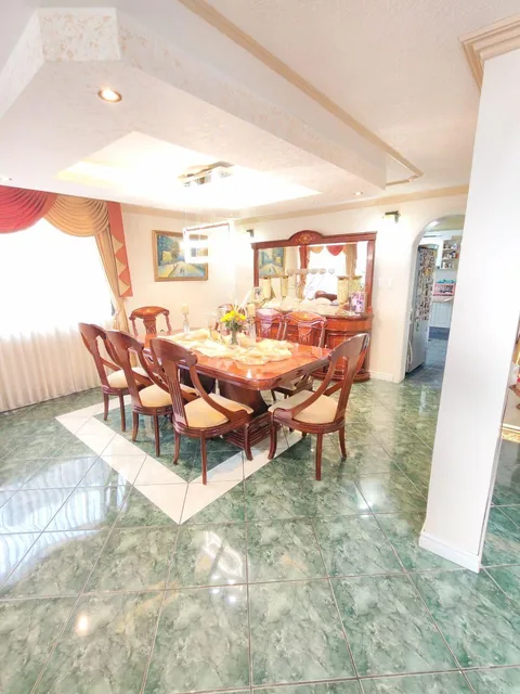 Casa de Lujo en Venta en Conocoto | 4 Suites + Piscina Cubierta + 1.108 m² de Terreno | $452.000 Neg — imagen 4