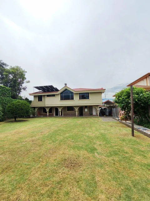 Casa de Lujo en Venta en Conocoto | 4 Suites + Piscina Cubierta + 1.108 m² de Terreno | $452.000 Neg — imagen 2