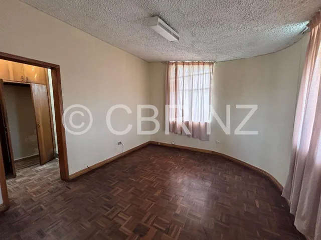 Casa Independiente Amplia con 4 Parqueaderos en Venta, Sector Las Casas — imagen 3