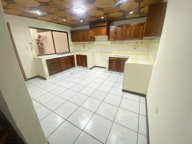 Casa en Venta Ubicada en La Calle Daniel Alvarado y Av de Las Américas Cuenca Ec. Azuay — imagen 3