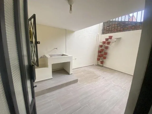 Casa en Venta Ubicada en La Calle Daniel Alvarado y Av de Las Américas Cuenca Ec. Azuay — imagen 2