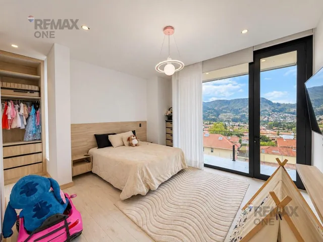 En Venta Casa con Piscina en Challuabamba, Azuay — imagen 3