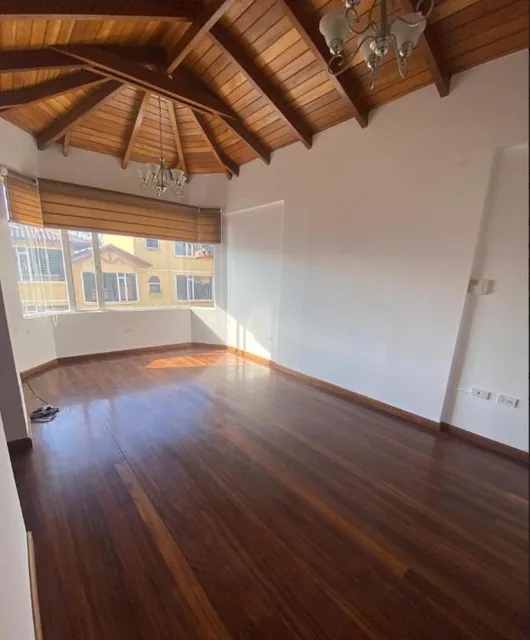 En Venta Casa de 4 Dorm. Urbanizacion Santa Lucía, Norte de Quito — imagen 3