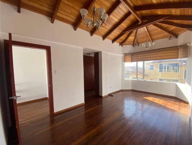 En Venta Casa de 4 Dorm. Urbanizacion Santa Lucía, Norte de Quito — imagen 2
