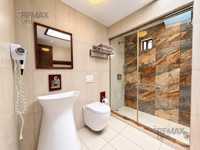 En Venta Casa de Lujo en Urbanizacion Colinas de Challuabamba, Azuay — imagen 2