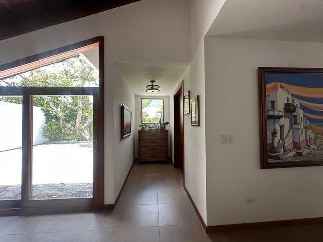 Vendo Excelente y Amplia Casa en Cumbaya Cercana U. San Francisco 1.018 Mm². Terreno 6571 m². Constr. Provincia de Pichincha — imagen 2
