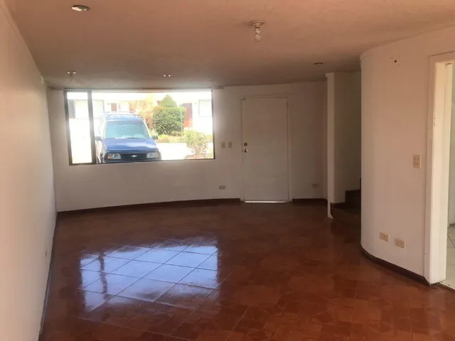 En Venta Acogedora y Amplia Casa, con Suite, en San Isidro del Inca – Quito Norte, 248 m² Total — imagen 3