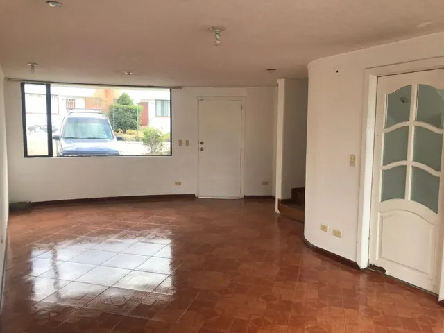 En Venta Acogedora y Amplia Casa, con Suite, en San Isidro del Inca – Quito Norte, 248 m² Total — imagen 2