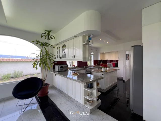 Casa con 1687 m² y 4 Recámaras en Venta en Tumbaco — imagen 2