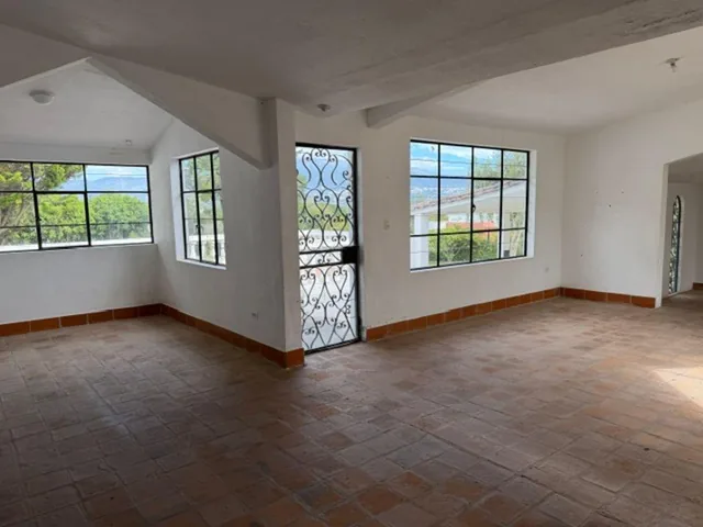 Vendo Terreno con Casa Tumbaco Cerca Al Colegio Cervantes, Sector La Esperanza con Porton de Ingreso — imagen 3