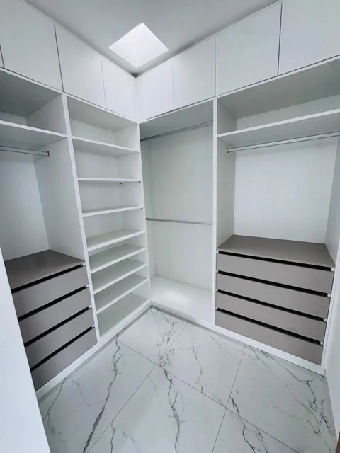 En Venta, Casa de 5 Habitaciones Frente Al Mar en Urbanización Exclusiva de Manta, Manabí — imagen 2