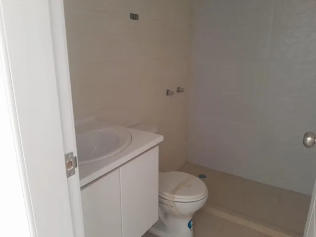 Casa Familiar Amplia y Muy Luninosa en Venta a Estrenar en Llano Chico Quito en Conjunto de 6 Casas — imagen 4