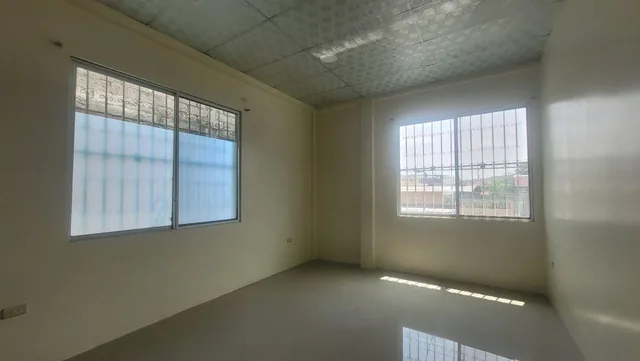 Linda Casa en Venta Calle Venezuela y La 20 Ava. Oportunidad. Amplio Garaje. Guayas — imagen 2