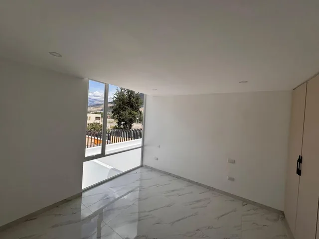 Casa en Venta en Urbanizacion Ldu en Pomasqui — imagen 4