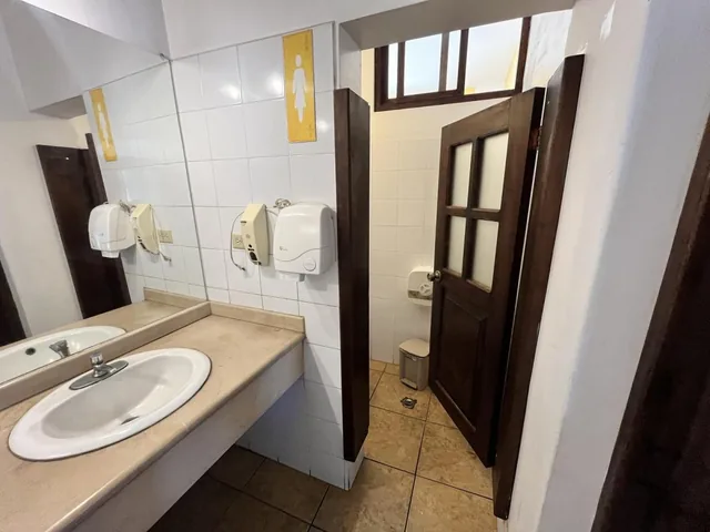 Casa Comercial con Piscina Termal de Venta en La Merced — imagen 4