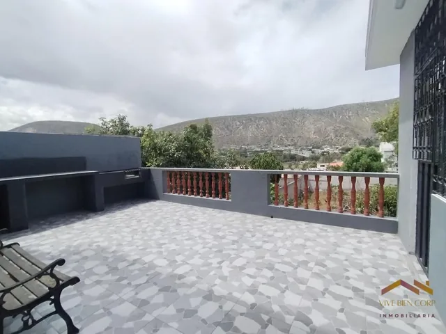Casa en Venta con Habitación en Planta Baja, Suite y Jardin en La Mitad del Mundo — imagen 2