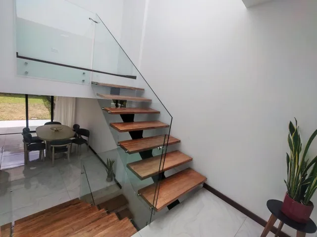 Tumbaco, Casa por Estrenar con Amplio Jardín — imagen 3
