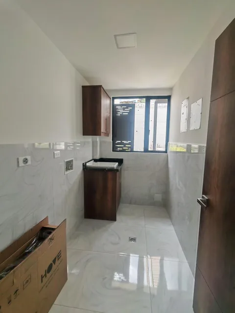 Tumbaco, Casa por Estrenar con Amplio Jardin — imagen 4