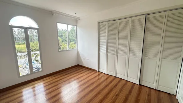 El Dean Casa con 4 Dorm. en Venta, 433 m² Terreno en Los Chillos (Conocoto) — imagen 2