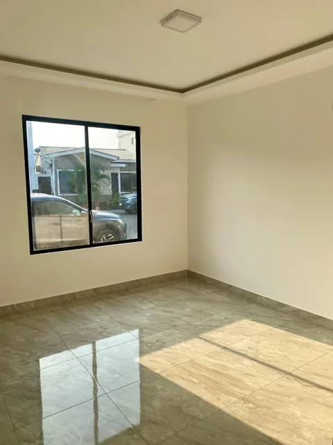 Vendo Casa Personalizada 4 Hab Urb Mallorca, Guayas — imagen 2