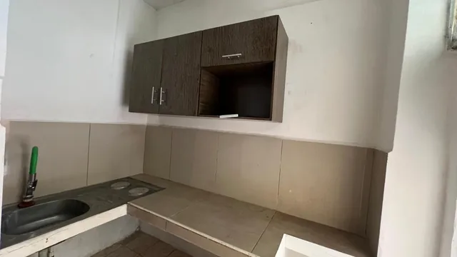 En Venta Casa Rentera en La Cdla. Las Orquideas (Diagonal Al Colegio Mundial), Guayas — imagen 2