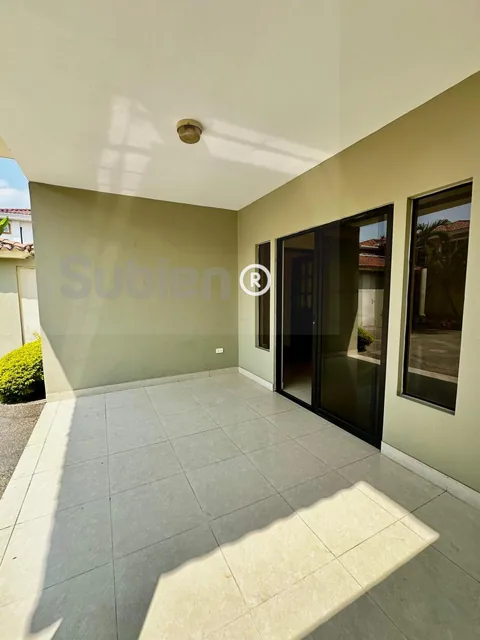 Vendo Alquilo Casa Km 3,5 Vía Samborondon 3 Dorm. Area Cerrada en Patio, Guayas — imagen 3