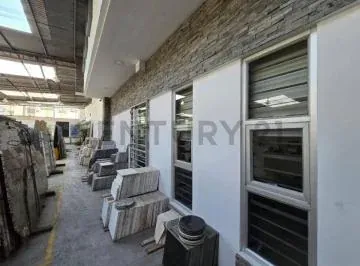 Venta de Local Comercial con Patio de Exhibición en Urdesa, Guayas — imagen 3
