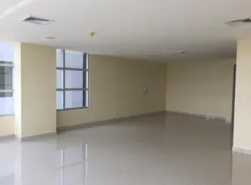 Venta de Oficina + Parqueo en Moderno Edificio Sky Building, Guayas — imagen 2