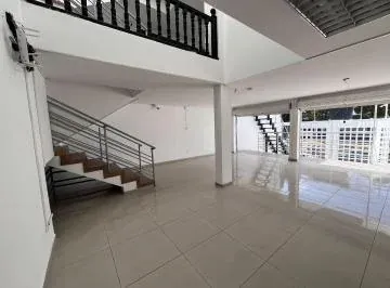 Venta Casa Comercial un Local y 5 Oficinas, Av 6 de Diciembre y de Las Hortencias — imagen 3