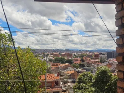 Vendo Casa con Jardin y Vista en Av 10 de Agosto - Alta Plusvalia Cuenca - Cerca Al Centro Históric, Azuay — imagen 5