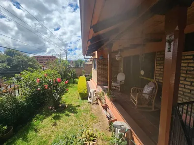 Vendo Casa con Jardin y Vista en Av 10 de Agosto - Alta Plusvalia Cuenca - Cerca Al Centro Históric, Azuay — imagen 3