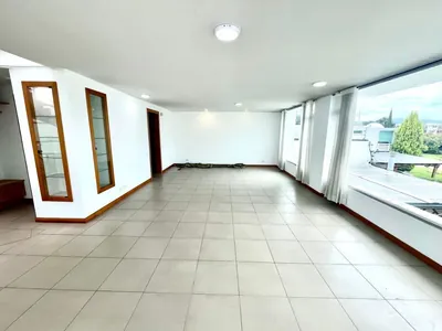 Cumbayá – Sector Parque de Cumbayá | Vendo Amplia Casa de 329 m² en Conjunto Privado con Jardín — imagen 2