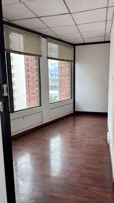Vendo Oficina Av de Los Shyris, Edificio Puerta del Sol, 75 m, Dos Baños, 1 Parqueo, $90 Mil — imagen 4