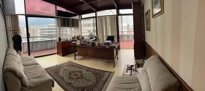 Amplia Oficina Duplex Edificio Corporativo en La Amazonas y Colon en Venta — imagen 4