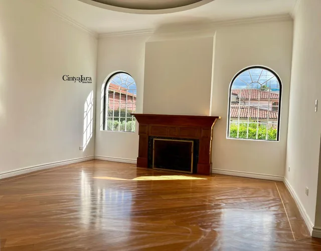 Casa en Venta, 4 Dorm., Amplio Jardín, Estudio, Estar. Urbanización Cumbaya — imagen 4