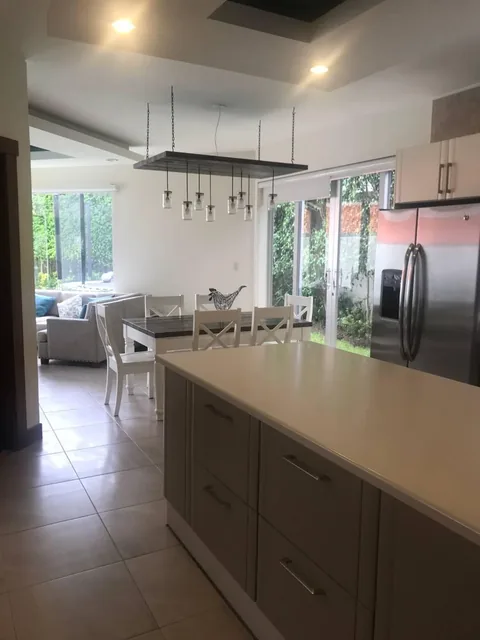Vendo Casa Moderna, Luminosa, Amplia, 4 Dorm., Cumbaya, Urbanizacion — imagen 2