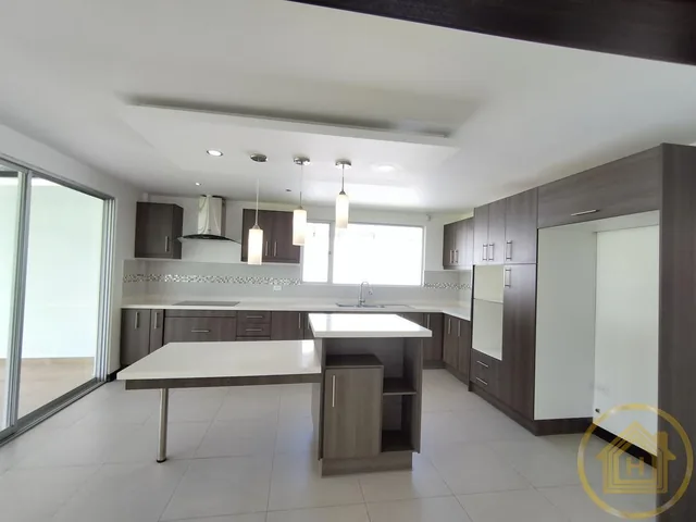 Casa Moderna en El Valle de Los Chillos, Terreno de 1550 m² con Bbq Jacuzzi, Zona de Juegos Privada — imagen 5