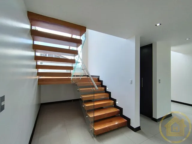 Casa Moderna en El Valle de Los Chillos, Terreno de 1550 m² con Bbq Jacuzzi, Zona de Juegos Privada — imagen 3