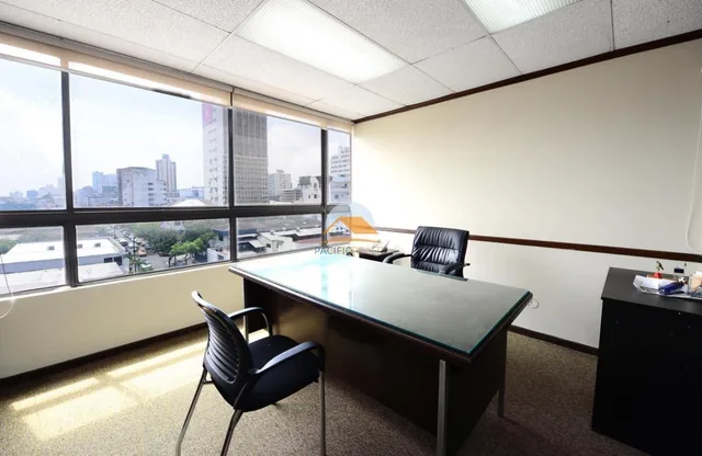 Amplia Oficina 3 Divisiones en Av Ttulcan y Quisquis - Edificio Ramsa, Guayas — imagen 4