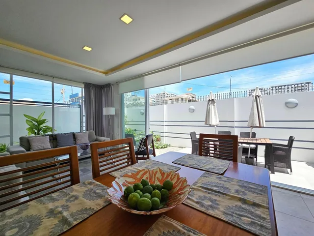 Vendo Espectacular Casa de 2 Pisos en Chipipe a 3 Cuadras del Malecon — imagen 4