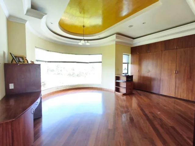 Casa de Lujo en Cumbayá con Piscina Privada, Dentro de Urbanización Privada — imagen 2