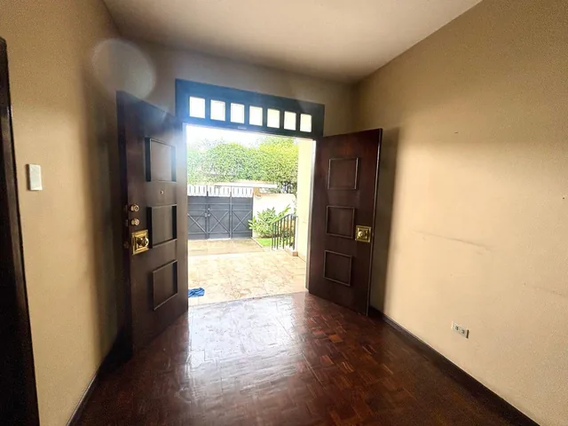 Vendo Urdesa Propiedad - Villa un Solo Piso, Uso de Suelo Comercial y Residencial (Zarc - 2) Excelente, Guayas — imagen 2