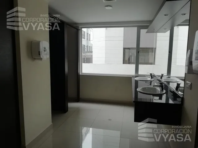 Av República - Cerca a La Av 10 de Agosto Linda y Luminosa Oficina de Venta de 53 m² — imagen 2