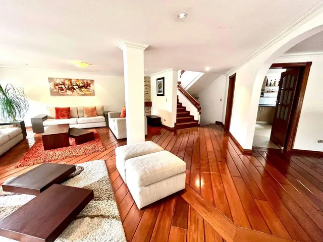 Cumbayá – Urbanización San Isidro | Vendo Amplia Casa de 500 m² de Construcción en 550 m² de Terreno — imagen 4